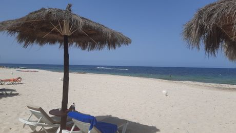 Plaže u Tunisu prekrivene su belim peskom