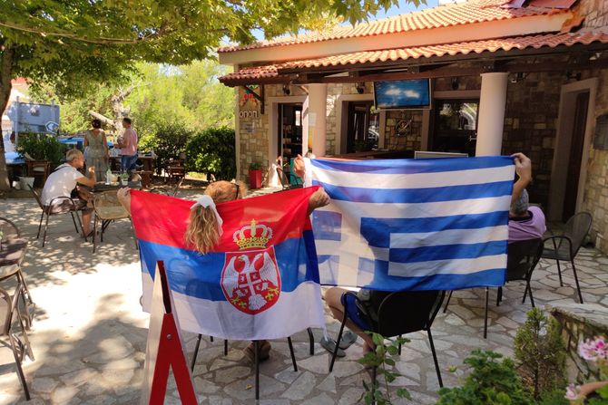 Srbi i Grci na moru navijali zajedno: Ovako se gledalo i slavilo, simbol na slici Srpkinje i Grka - Vimarsana News