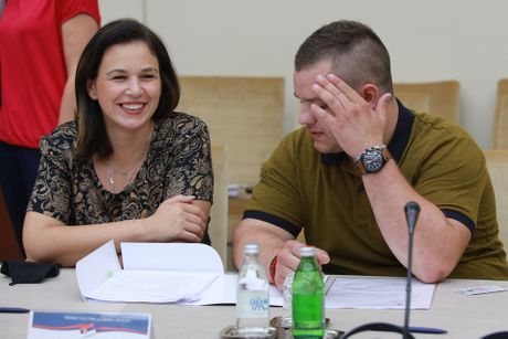 Potpisani prvi ugovori za dodelu kuća