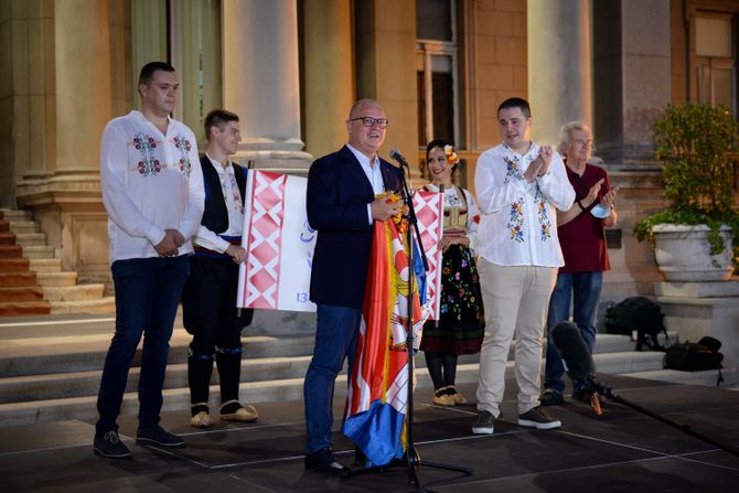 Vesić uručio zastavu Beograda trubačima iz Guče: Svake godine ćete pred Sabor dolaziti ovde - Vimarsana News