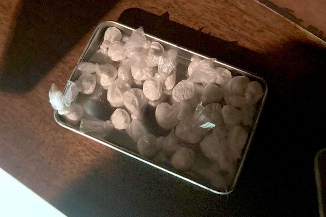 Pali zemunski dileri, uhvaćeni sa paketićima droge: Policija im u stanu našla vagicu i amfetamin - Vimarsana News