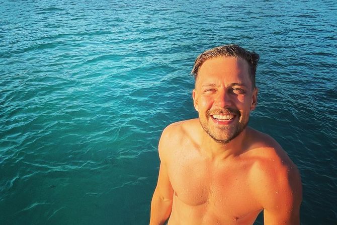 Izraz lica mu je urnebesan, ali niko ne gleda Bikovićevu glavu, već donji deo slike - Vimarsana News