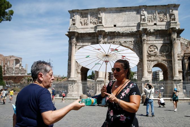 Evropa se ovako hladi na paklenih +40°C: Sunce prži, meteorolozi kažu da nas čeka još gore vreme - Vimarsana News