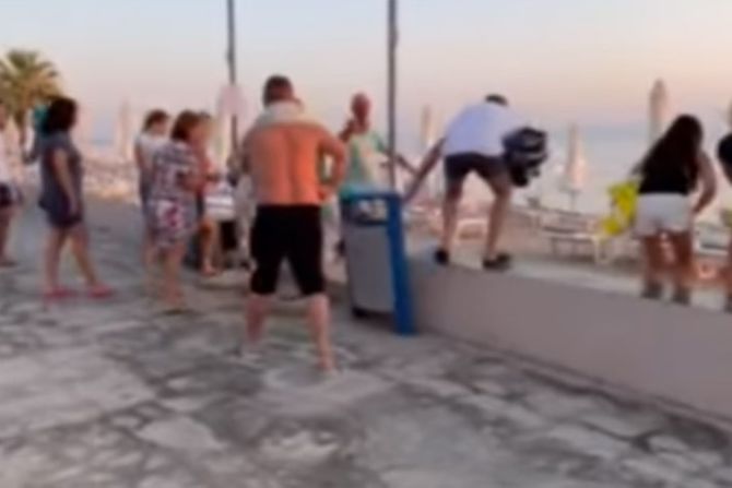 plaža grčka turisti