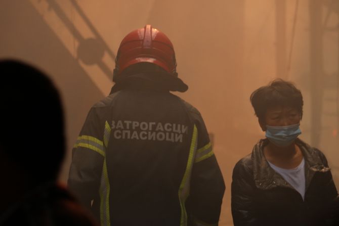 Jedan vatrogasac lakše povređen u požaru u Kineskom tržnom centru - Vimarsana News