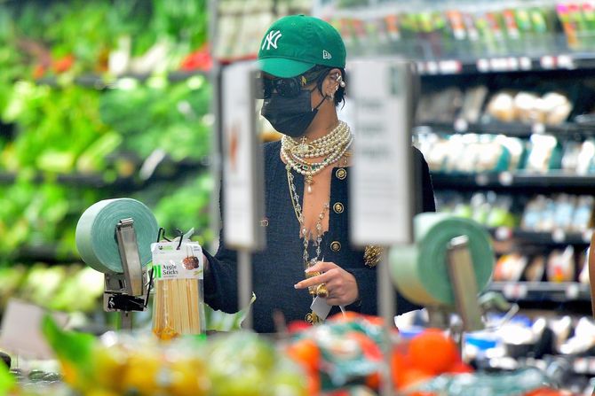 Najbogatija pevačica na svetu sama ide u market: Dekolte do pupka, nakit kao za crveni tepih - Vimarsana News
