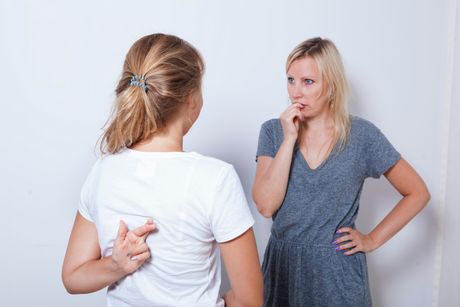 Laganje roditeljstvo svađa dete tinejdžer Mother teenage daughter lie crossed fingers Laganje roditeljstvo svađa dete tinejdžer Mother teenage daughter lie crossed fingers
