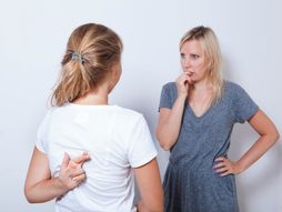 majka grdi dete, svađa, roditelji deca, tinejdžeri, laganje, roditeljstvo, svađa, dete