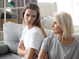 Majka i ćerka ljute angry aged mother and daughter