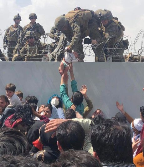 Avganistan, Kabul, aerodrom, marinci, ograda, beba, bodljikava žica , evakuacija bebe preko bodljikave žice