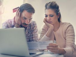 Couple having problem with bills and money finansijski problemi zabrinuti muškarac zabrinuta žena plaćanje računa