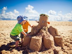 Dete, deca, dečak, dečaci,  se igraju sa peskom,  u pesku, pesak ,  kula od peska, plaža, odmor, more