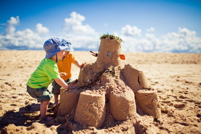 Dete, deca, dečak, dečaci,  se igraju sa peskom,  u pesku, pesak ,  kula od peska, plaža, odmor, more