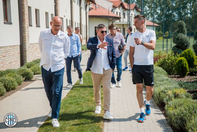 Dragan Stojković Piksi sa ljudima iz TSC-a