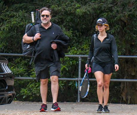 Rasel Krou, Britni Terio, Russell Crowe