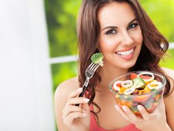 dijeta devojka, salata, zdrava hrana, brokoli, povrće