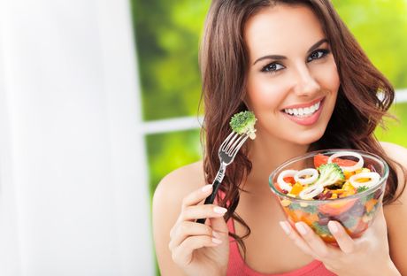 dijeta devojka, salata, zdrava hrana, brokoli, povrće