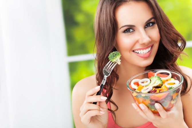 dijeta devojka, salata, zdrava hrana, brokoli, povrće dijeta devojka, salata, zdrava hrana, brokoli, povrće