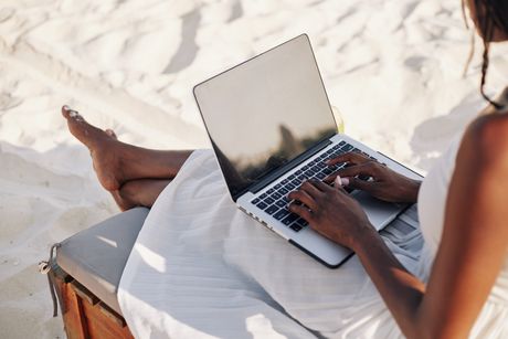 Young woman laptop beach working remotely rad na daljinu devojka laptop