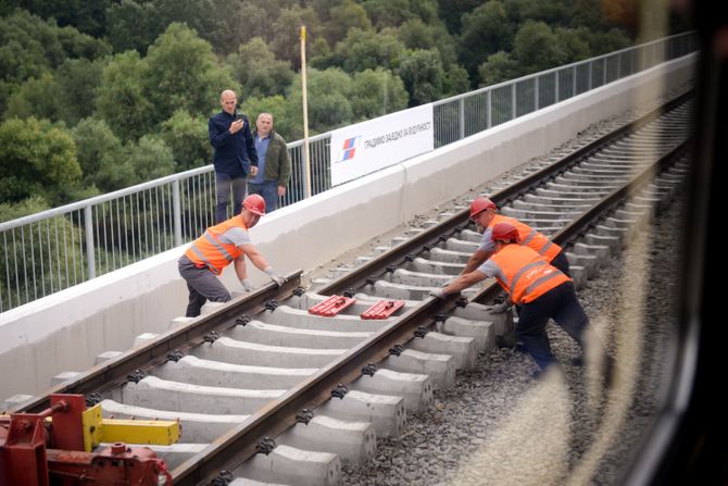 Železnička pruga Stara Pazova - Novi Sad, šine, voz, rekonstrukcija, radovi