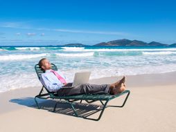 Remote work, rad od kuće, biznismen plaža, digitalni nomad, more, frilenser