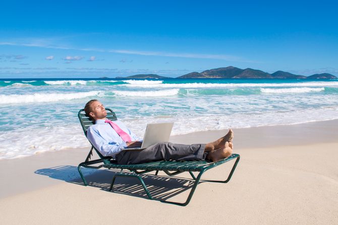 Remote work, rad od kuće, biznismen plaža, digitalni nomad, more, frilenser Remote work, rad od kuće, biznismen plaža, digitalni nomad, more, frilenser
