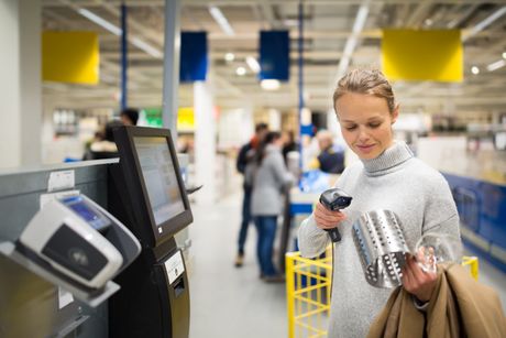 IKEA radnja kupovina žena devojka young woman using self service checkout in a store