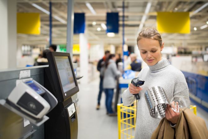 IKEA radnja kupovina žena devojka young woman using self service checkout in a store