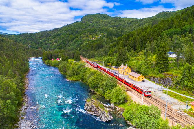 Train Oslo - Bergen mountains Norway Norveška voz planina priroda