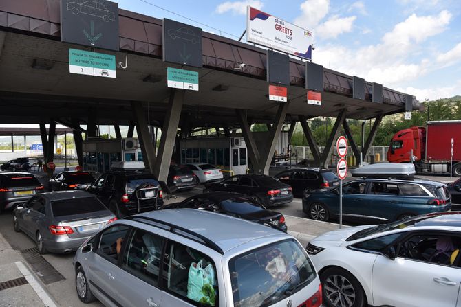 Granični prelaz Gradina, carina, putovanje, putovanja, granica, gužva Granični prelaz Gradina, carina, putovanje, putovanja, granica, gužva