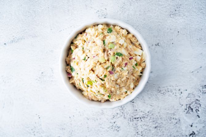 Obrok salata sa tunjevinom na potpuno drugačiji način: Kombinacija ukusa koja osvaja - Vimarsana News
