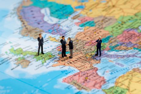 Miniature business people on map of Europe Mapa Evropa biznis