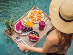 Floating breakfast, doručak u bazenu