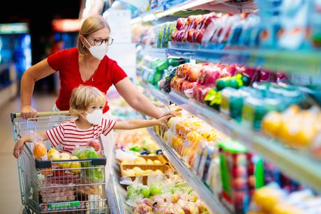 Majka i sin dete kupovina supermarket maska maske virus outbreak grocerystore