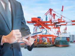 Biznismen tablet transport luka brod trgovina