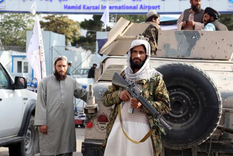 Talibani, Kabul, aerodrom