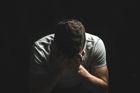 Momak depresija tuga očaj muškarac očajan depresivan tužan Momak depresija tuga očaj muškarac očajan depresivan tužan