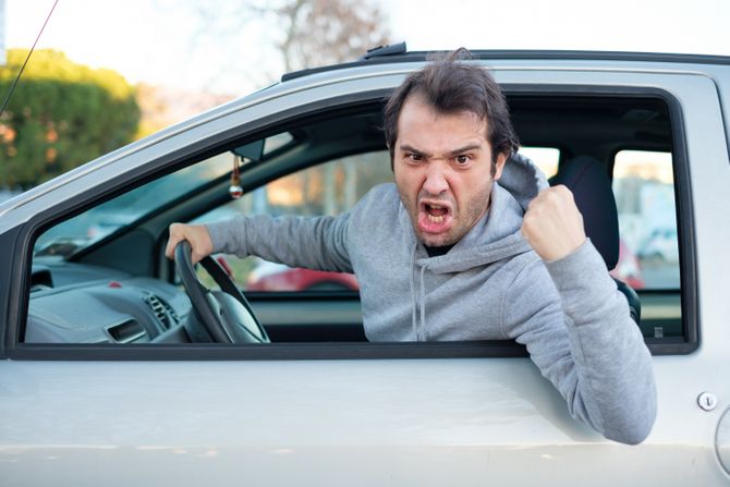 Vozač bes angry driver car road rage