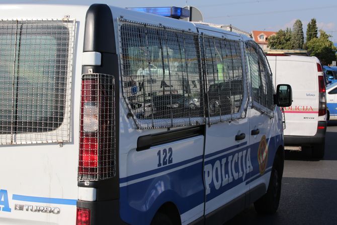 Policijska blokada na izlasku iz Podgorice