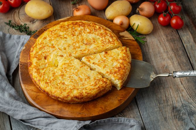 Torta od krompira, španski omlet sa krompirom i lukom Torta od krompira, španski omlet sa krompirom i lukom
