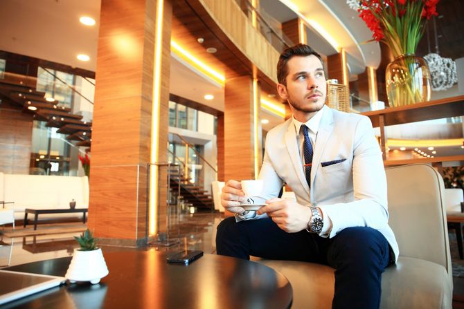 Biznismen, hotel, hotelska inspekcija, gost, muškarac pije kafu Biznismen, hotel, hotelska inspekcija, gost, muškarac pije kafu