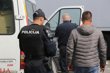 Policija uklanja barikade na Cetinju, Crna Gora