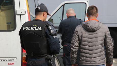 Policija uklanja barikade na Cetinju, Crna Gora