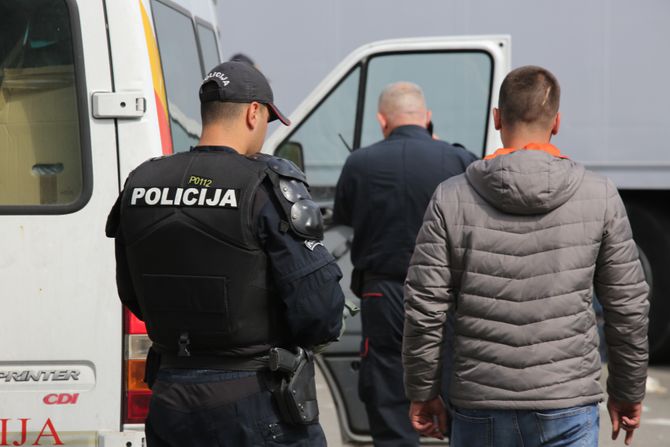 Policija uklanja barikade na Cetinju, Crna Gora