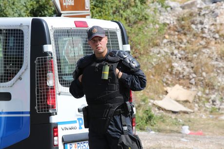 Policija uklanja barikade na Cetinju, Crna Gora