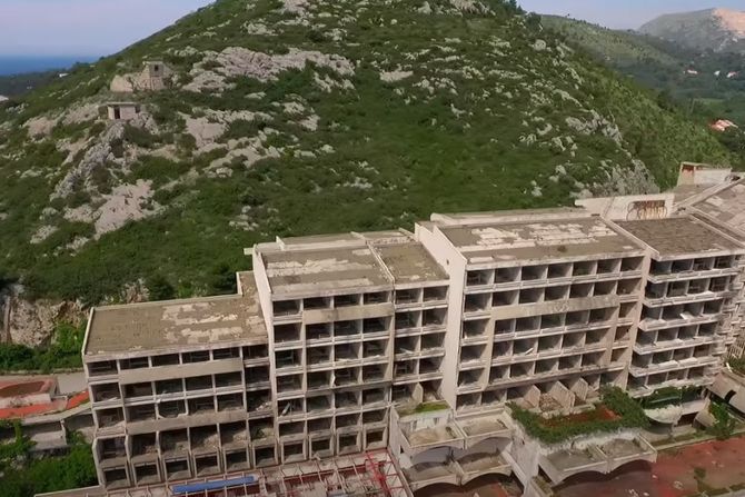 Ostaci nekada elitnog vojnog odmarališta u Kuparima