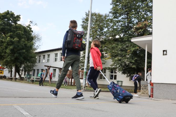 Škola, školsko dvorište, deca