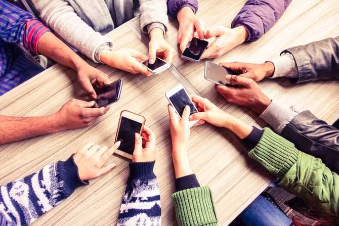 Mobilni telefon telefoni ruke Mobilni telefon telefoni ruke