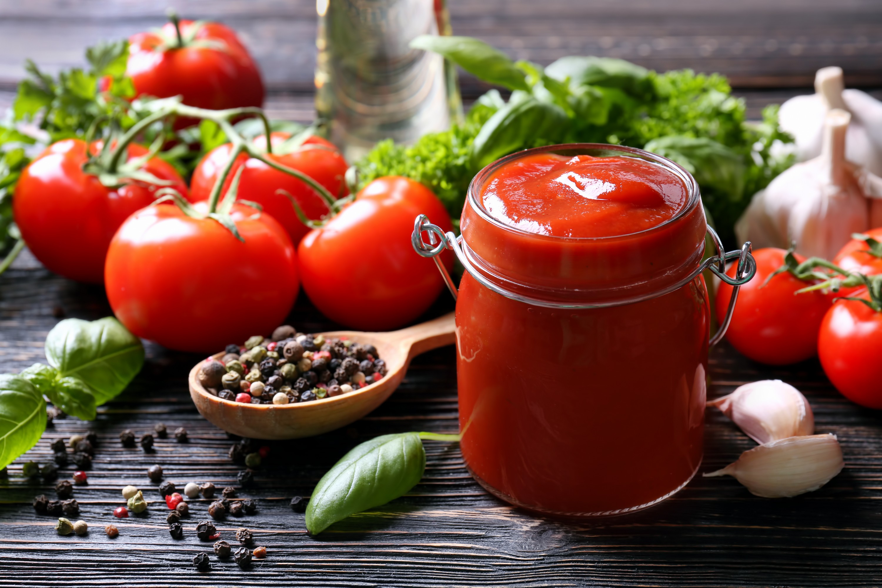 Najlakši recept za mleveni paradajz za zimnicu: Ne kuva se, a može da stoji čak 2 godine