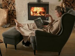 Kamin, dnevna soba, devojka, žena , rad od kuće, laptop